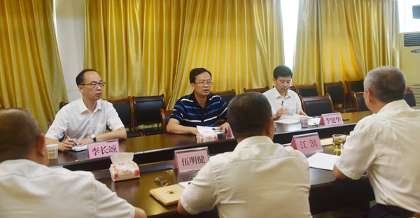 会前，莫书记深入企管部、财务部与职工交流，了解工作和薪酬待遇情况。.jpg