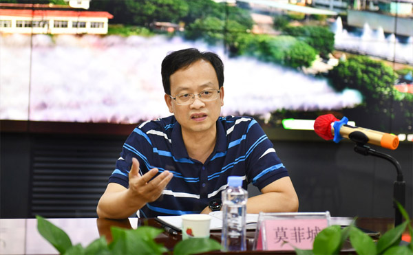 莫书记发表讲话.jpg