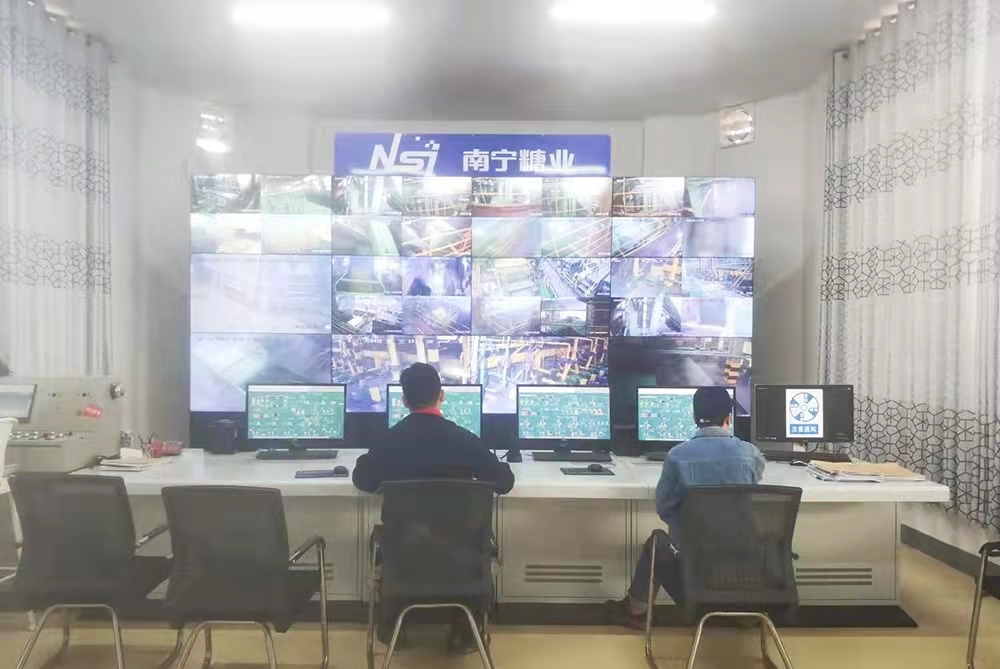 员工在智能化压榨车间DCS操作室认真操作.png