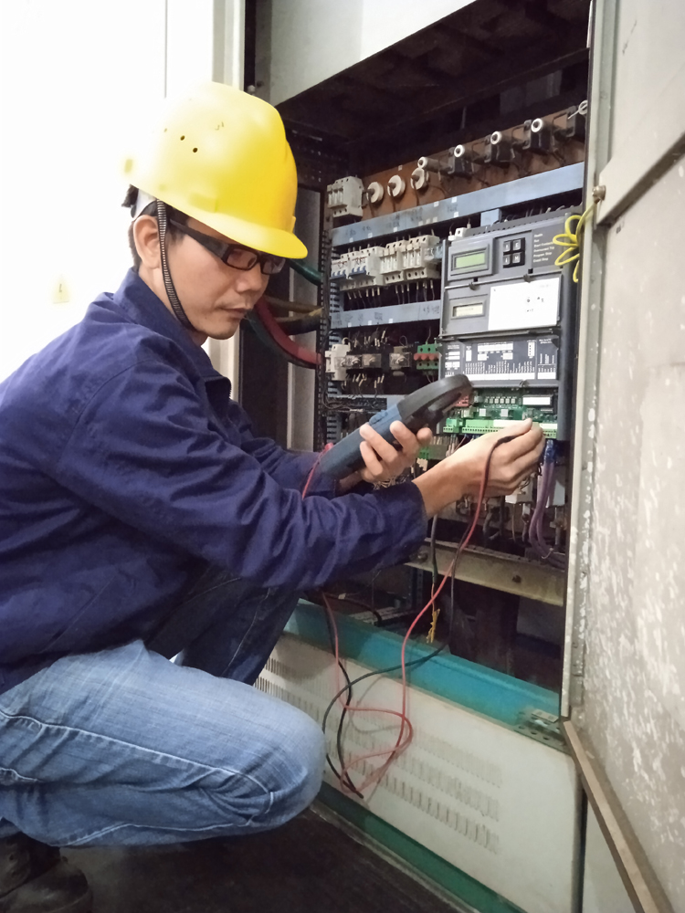 香山糖厂生产技术部电修工段电工班长韦峰利.jpg