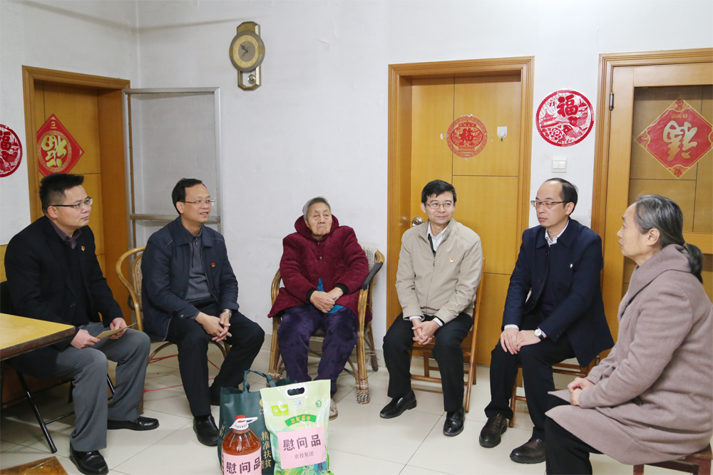 莫菲城到南宁糖业慰问老干部夏金舫2.jpg