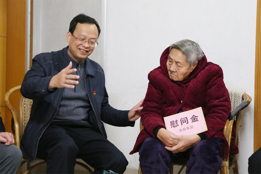 莫菲城到南宁糖业慰问老干部夏金舫3.jpg