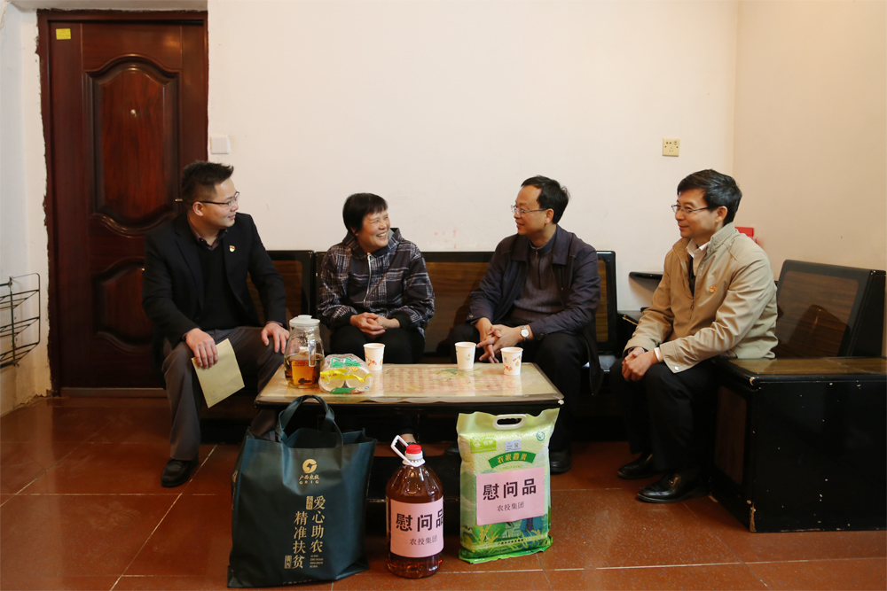 莫菲城到南宁糖业慰问革命烈士家属黄秀珍1.jpg