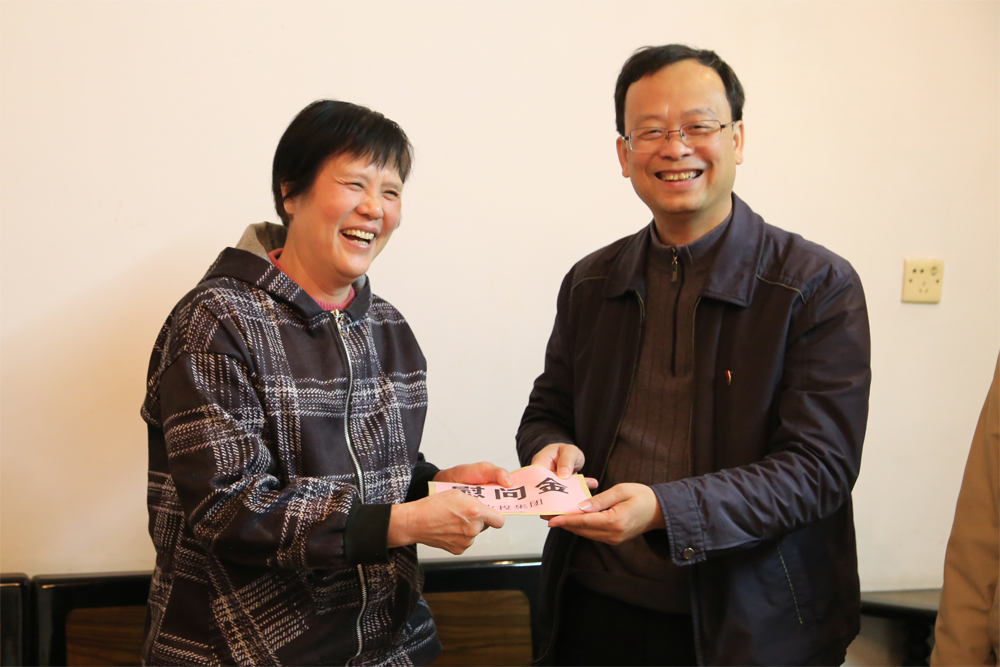 莫菲城到南宁糖业慰问革命烈士家属黄秀珍3.jpg