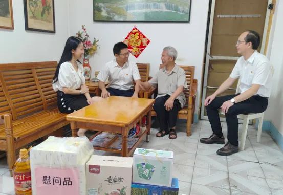 慰问老党员、离休老干部黄家振.jpg