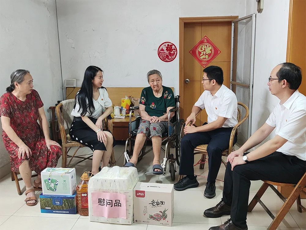 慰问离休老干部夏金舫.jpg