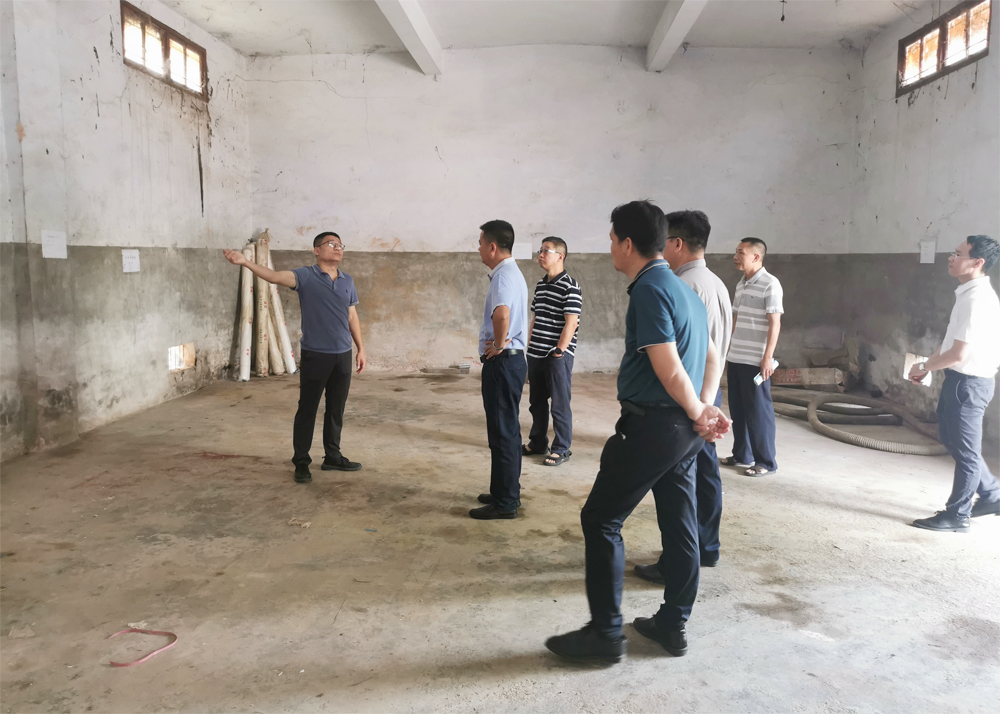 刘宁在武鸣区城厢镇甘蔗站对建设指挥部项目进行指导.jpg