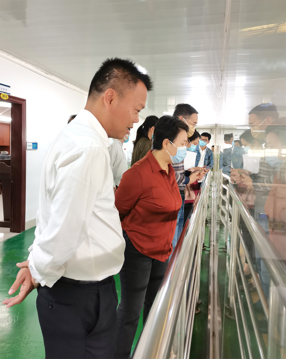调研小组参观侨旺公司车间.jpg