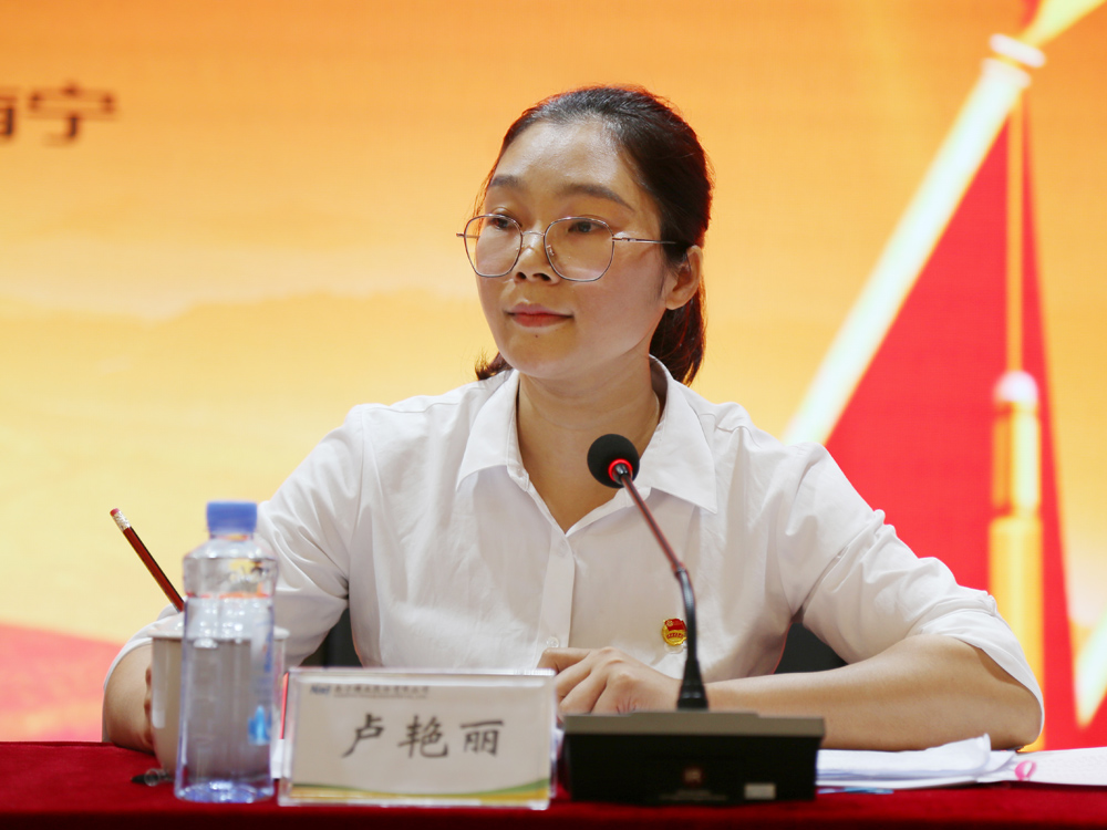 卢艳丽同志代表共青团南宁糖业股份有限公司第二届委员会作了题为《开拓创新谋发展 求实进取谱新篇》的工作报告.jpg
