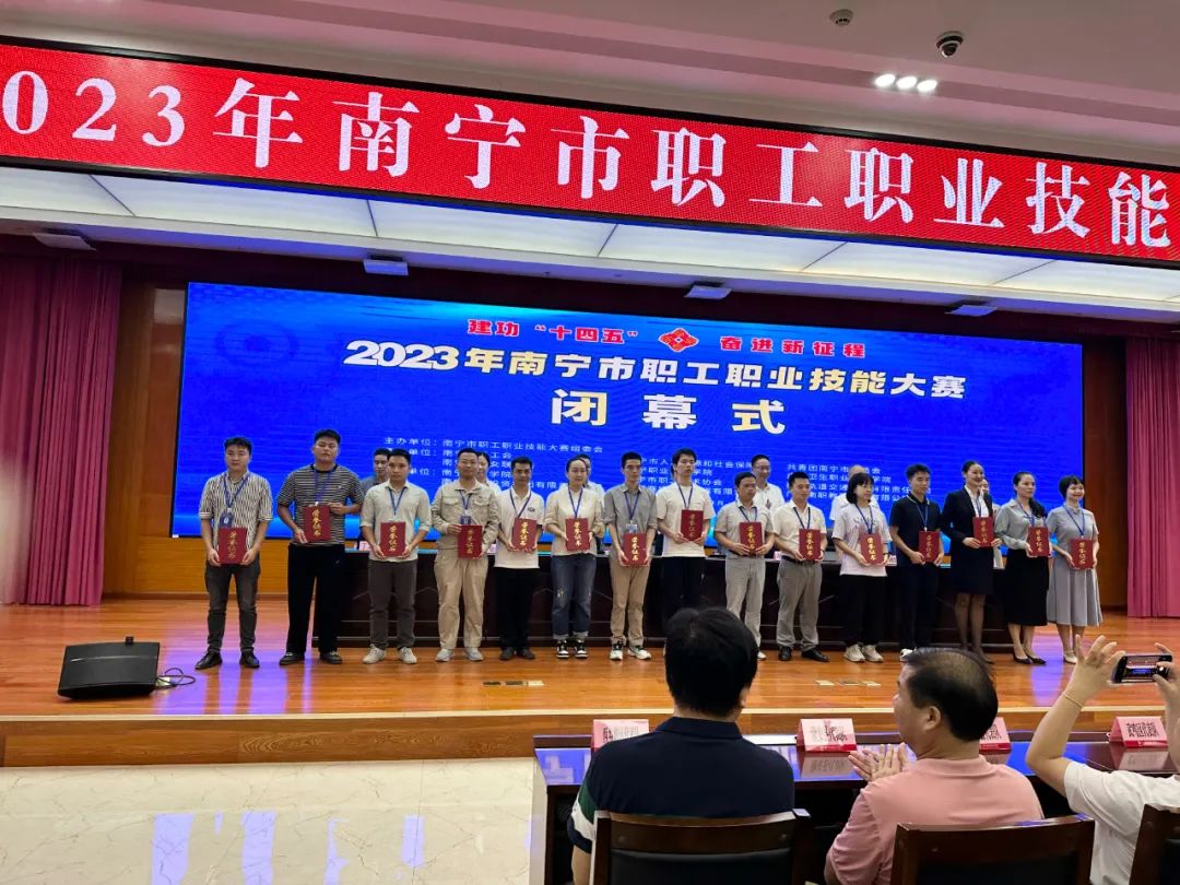 获得各赛项第一名的选手合影.jpg