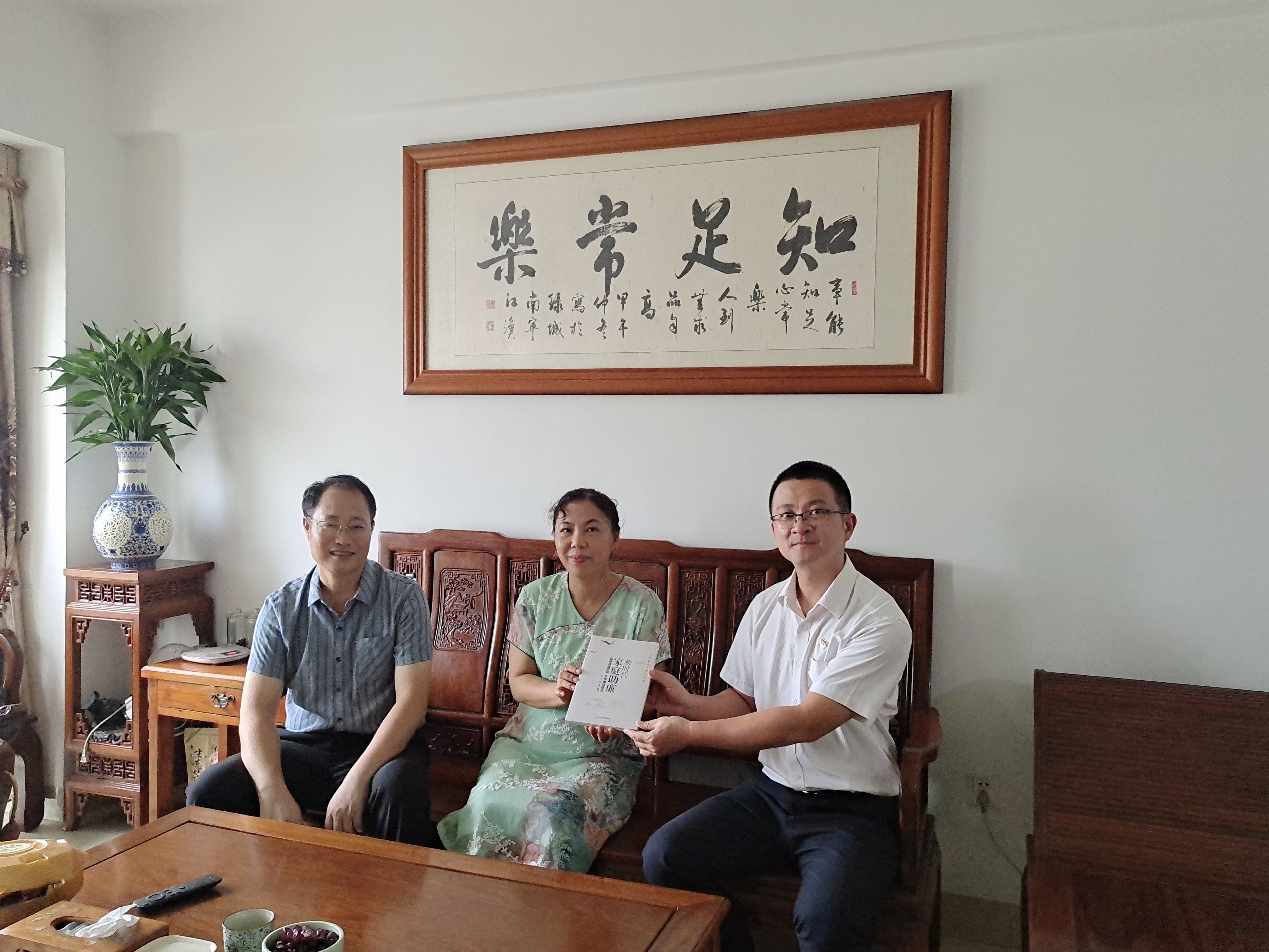 广农糖业党委副书记、工会主席莫政融到党群工作部主任黄章律家中进行廉政家访.jpg