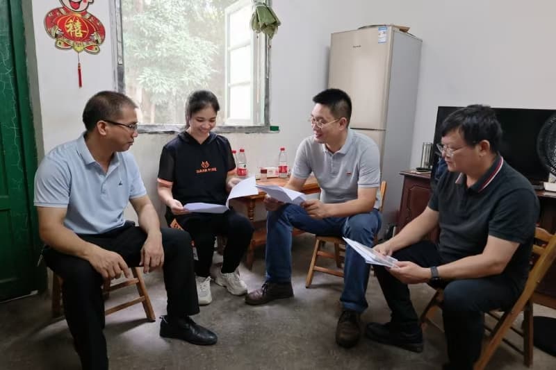 广农糖业副总经理、首席合规官陈思益到安全环保部经理曾文元家中进行廉政家访.jpg