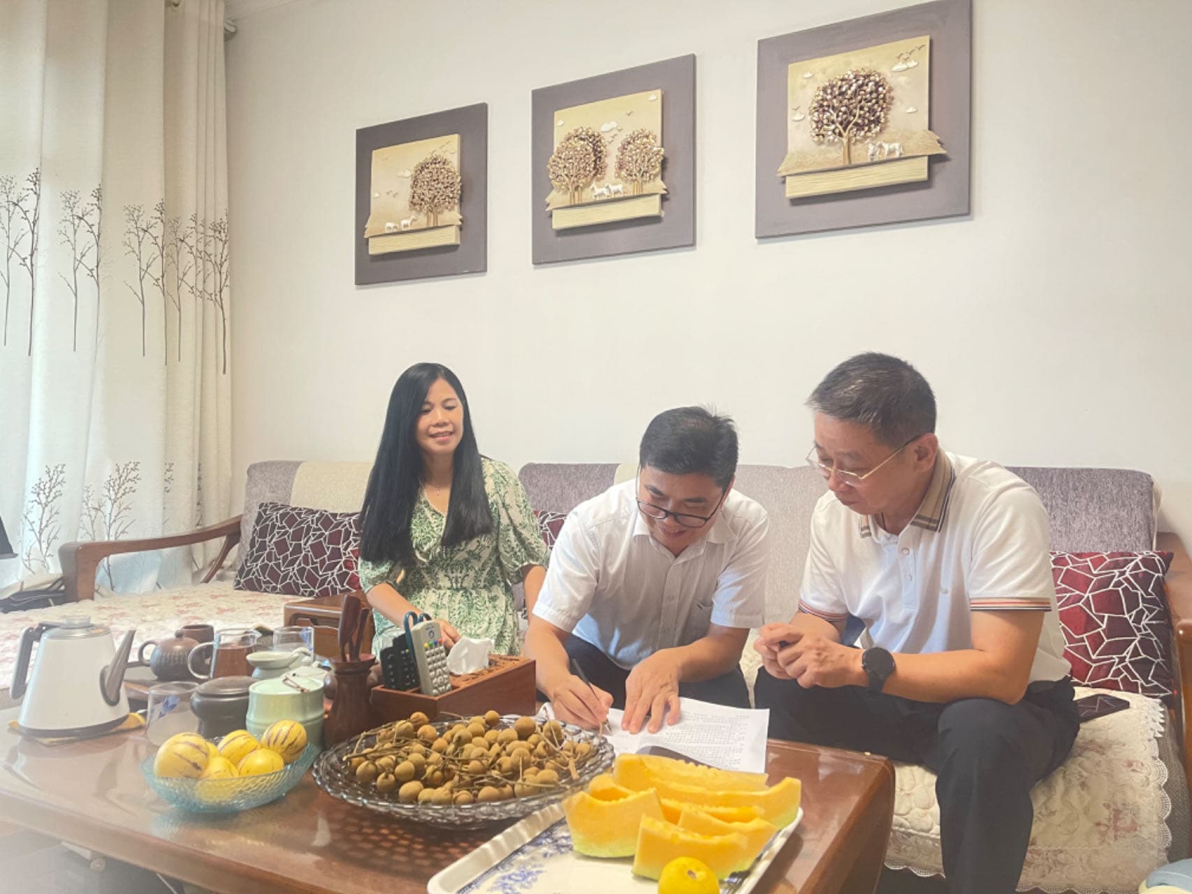广农糖业副总经理到东江制糖公司党委书记、总经理淡雪奇家中进行廉政家访.jpg