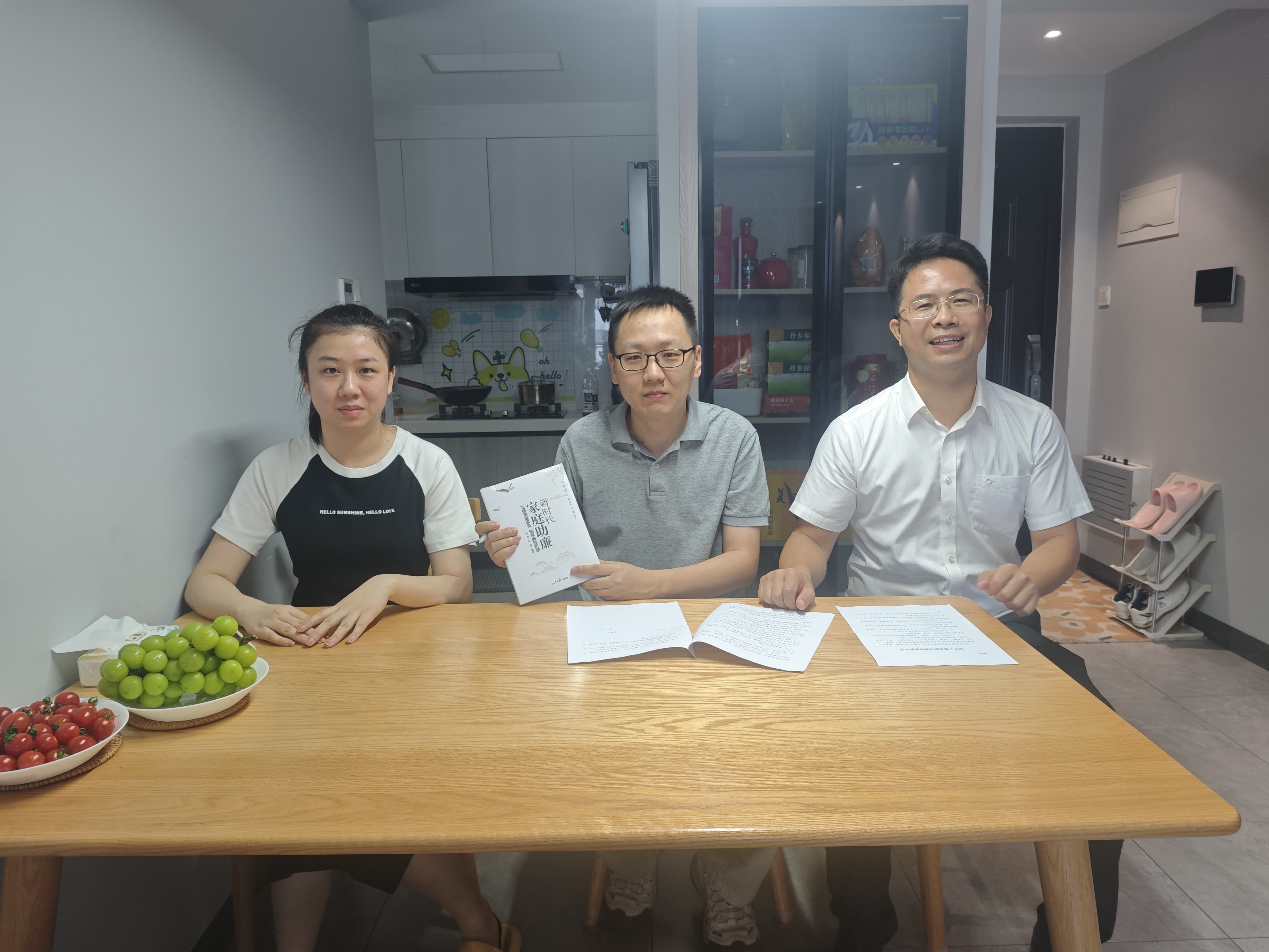 广农糖业总会计师黄毅到财务部经理孙一炜家中进行廉政家访.jpg