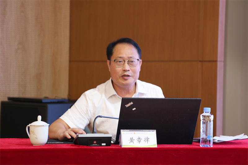 党群工作部主任黄章律围绕“国有企业基层党建工作要求”开展培训.jpg