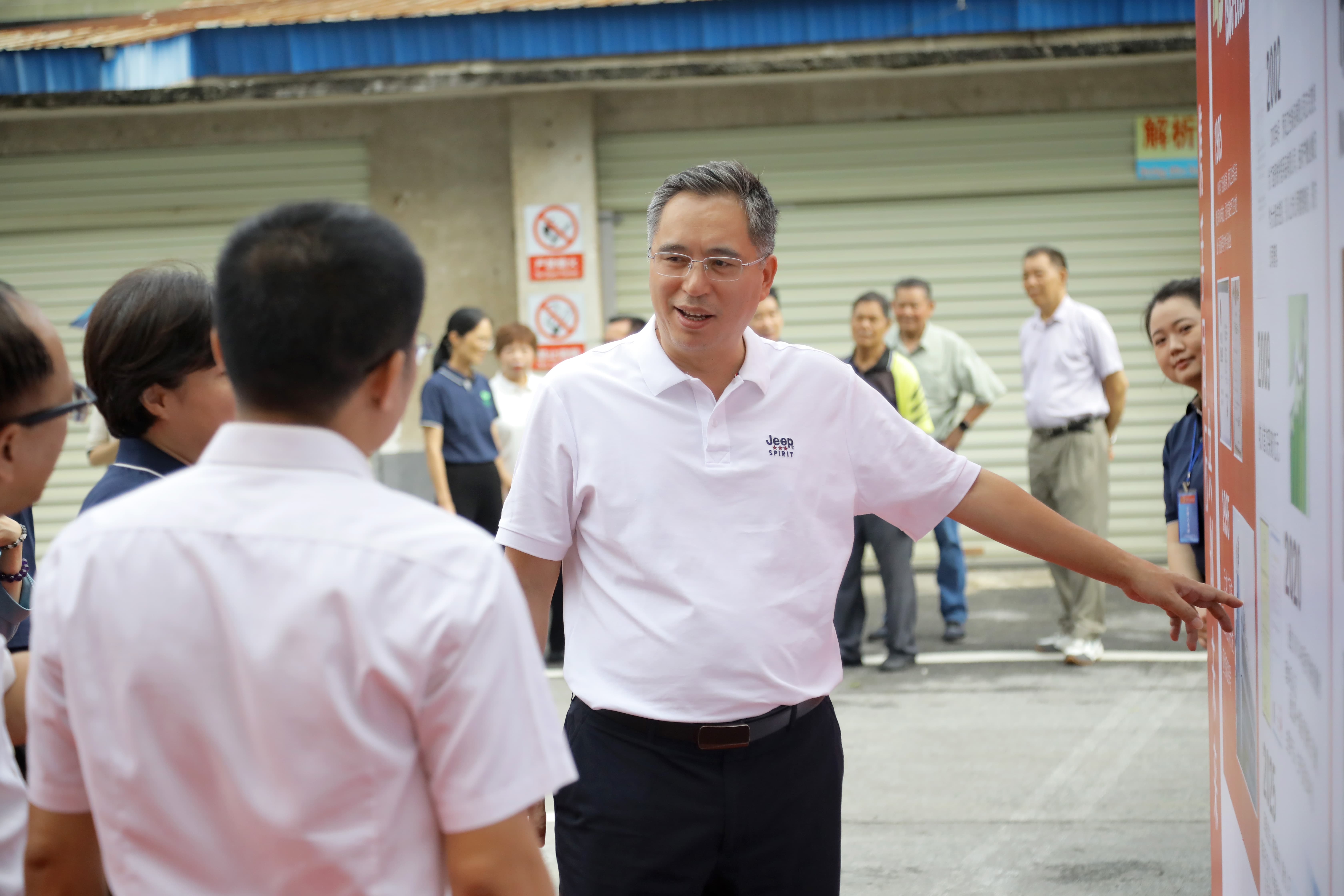 罗应平参观会场.jpg
