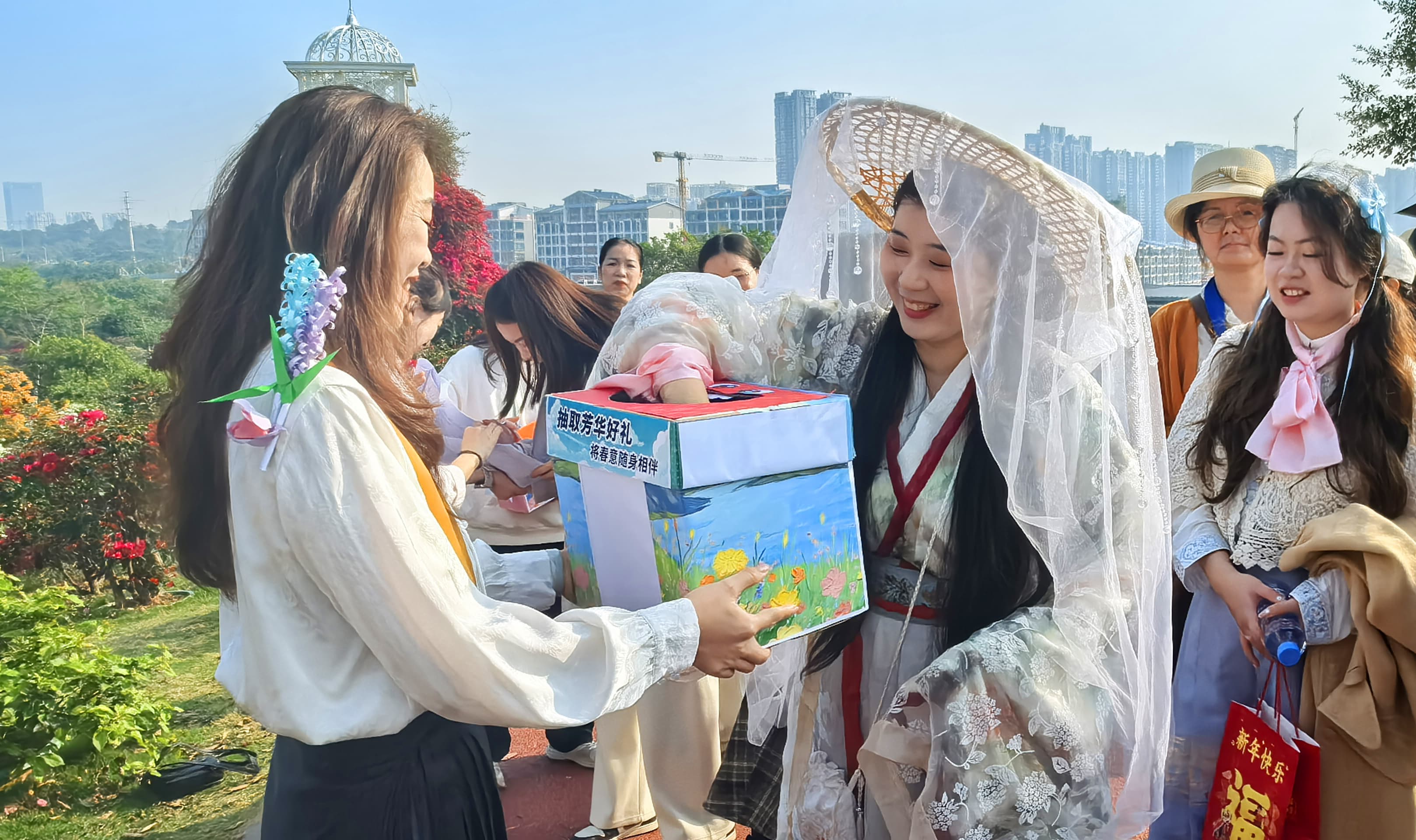 以抽盲盒的形式，为女职工送上活动纪念品 (1).jpg