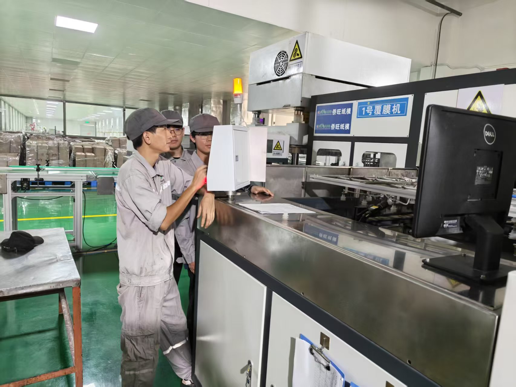 车间组织员工参加覆膜机培训，韦宇萱拍摄.jpg