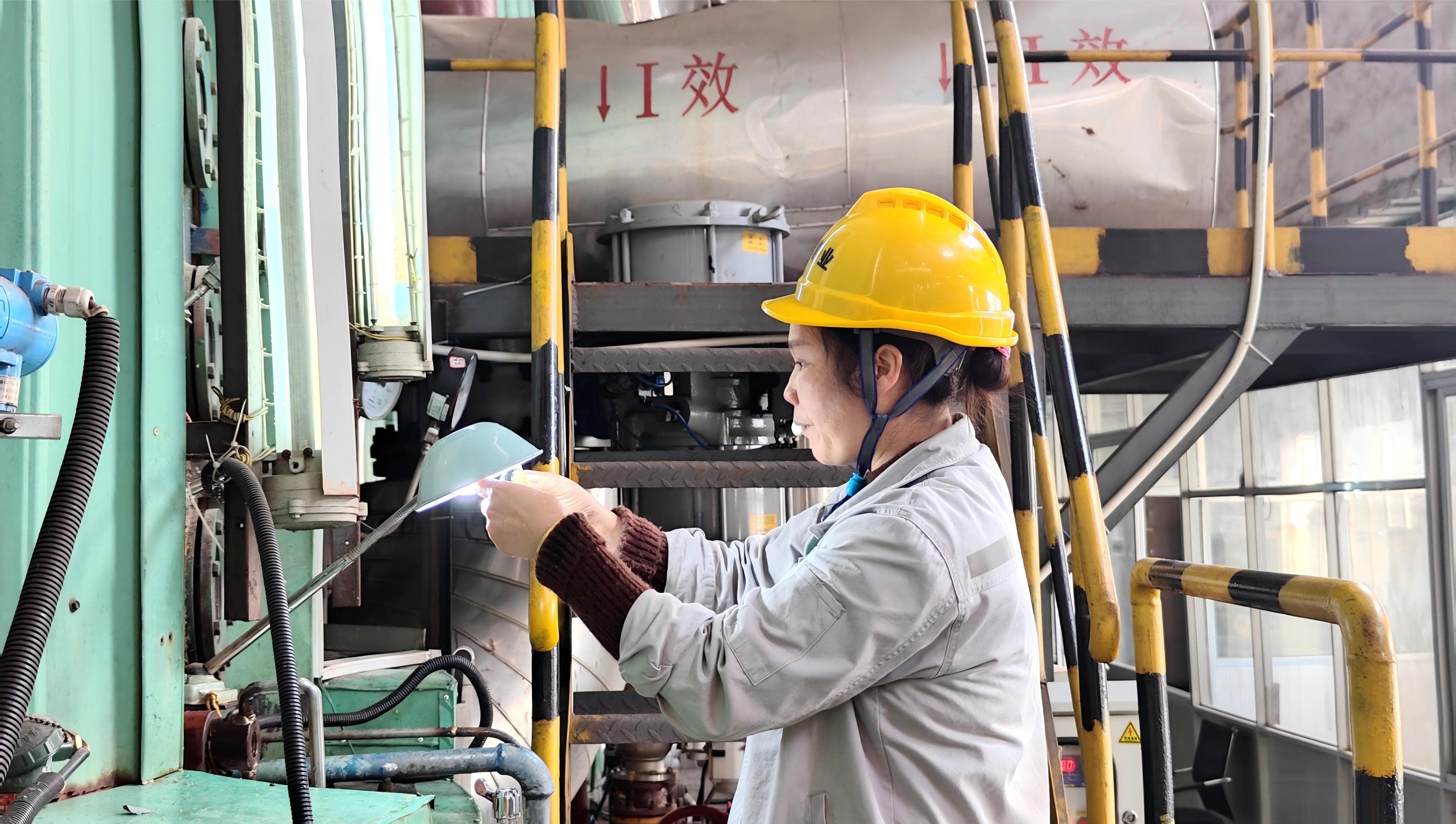 制炼车间职工在进行煮糖操作  罗儒修  摄 (1).jpg
