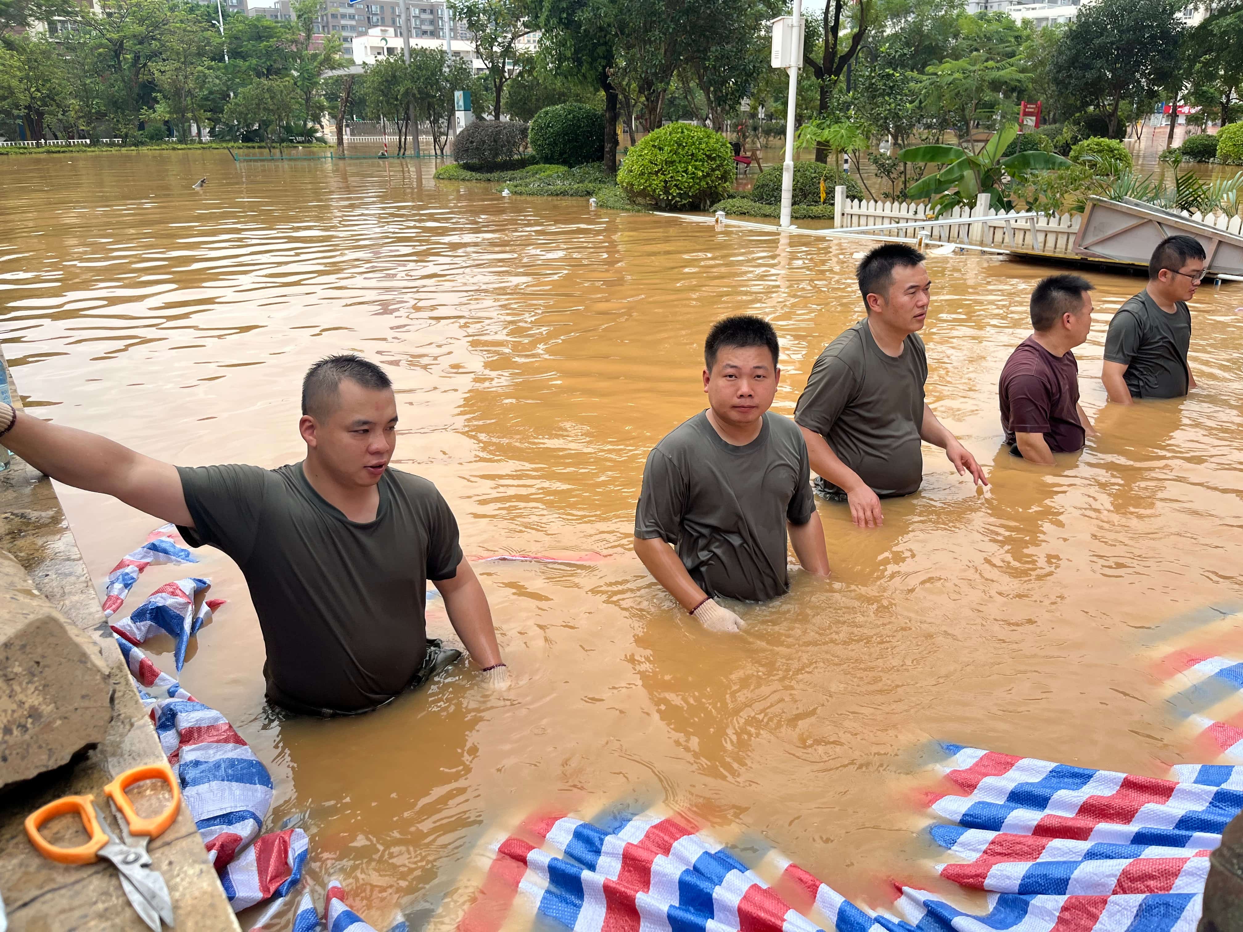 1784164678828721.jpg 公司民兵抢险队铺设防水围堰 叶萌 摄 (1).jpg
