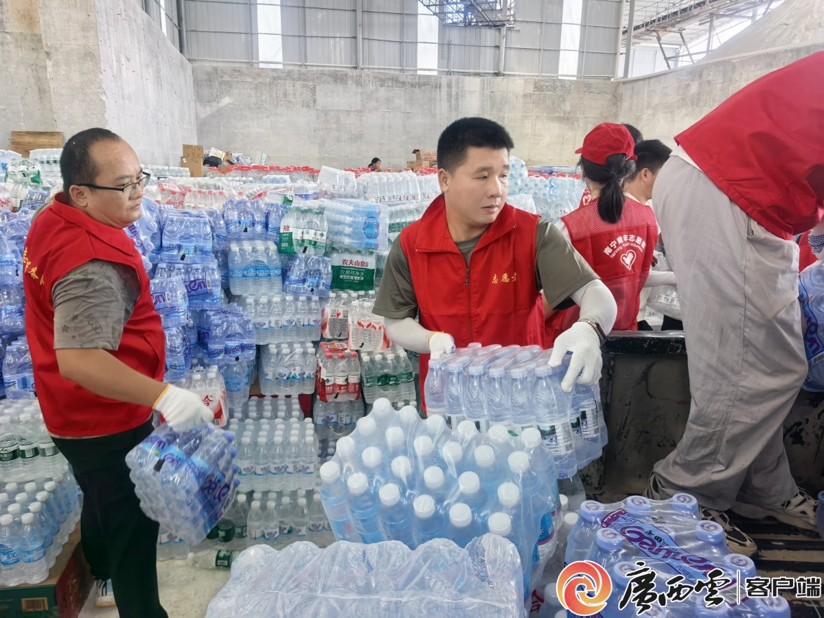 甘蔗公司青年职工在邹圩镇安置点搬运物资 谭俊华 摄.jpg