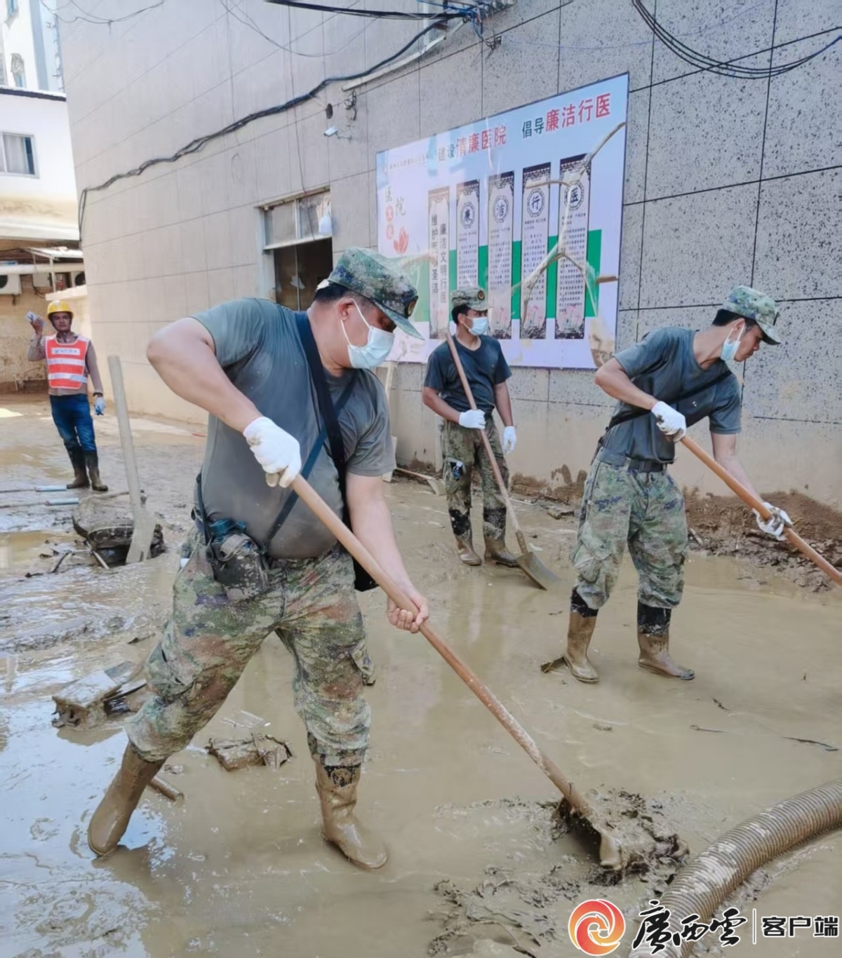 甘蔗公司蔗管员在横州市协助清淤排障。谭俊华 摄.jpg