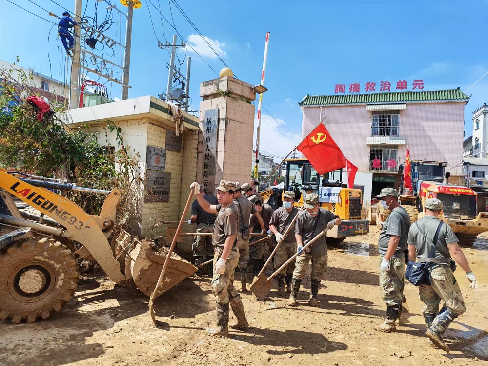 甘蔗公司志愿者在横州市协助清淤排障 (1).jpg