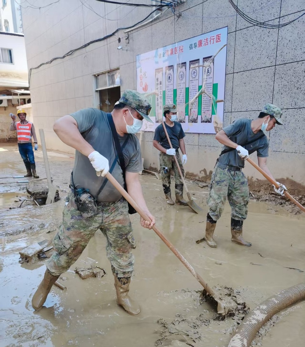 甘蔗公司志愿者在横州市协助清淤排障 (2).jpg