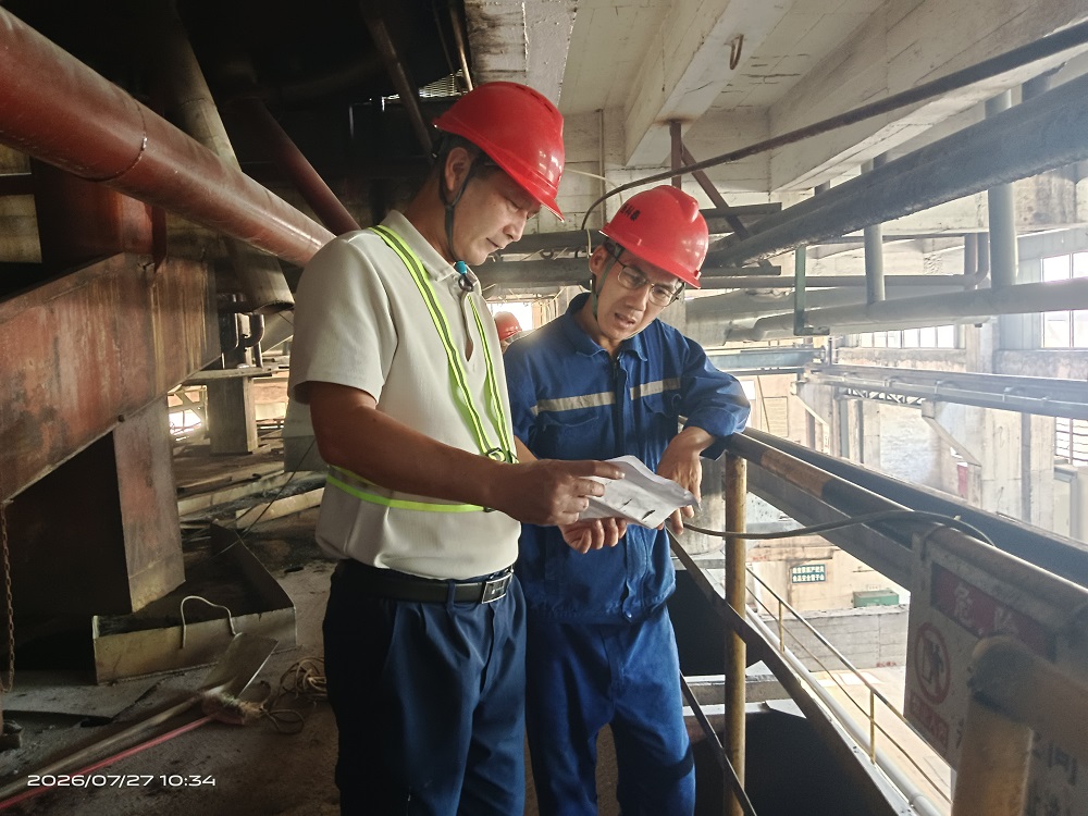 制炼车间主符与施工队讨论技改施工细节（蓝田摄）.jpg