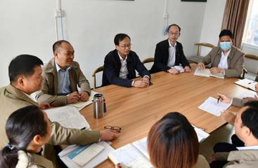 莫菲城到挂点基层党支部上党课